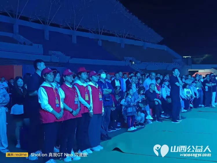 潞城区正能量公益协会志愿者中秋节志愿服务刘老根大舞台欢乐巡演季在潞城体育场的盛大演出 - 第27张 - 山西公益人 潞城区正能量公益协会志愿者中秋节志愿服务刘老根大舞台欢乐巡演季在潞城体育场的盛大演出 - 第27张