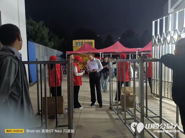 潞城区正能量公益协会志愿者中秋节志愿服务刘老根大舞台欢乐巡演季在潞城体育场的盛大演出 - 第26张 - 山西公益人 潞城区正能量公益协会志愿者中秋节志愿服务刘老根大舞台欢乐巡演季在潞城体育场的盛大演出 - 第26张