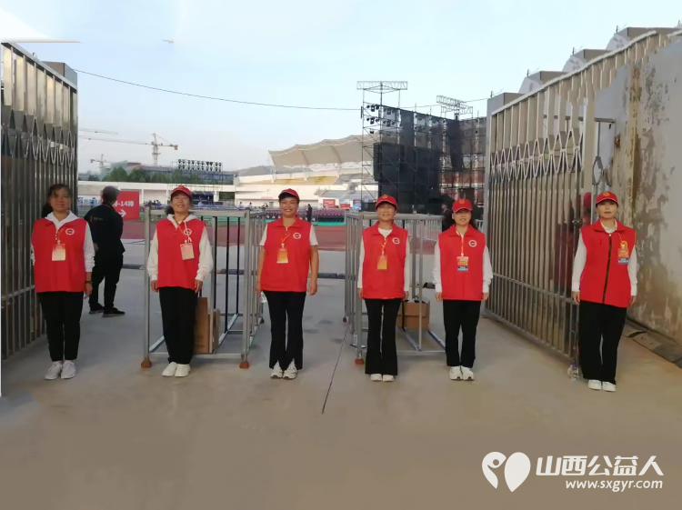 潞城区正能量公益协会志愿者中秋节志愿服务刘老根大舞台欢乐巡演季在潞城体育场的盛大演出 - 第18张 - 山西公益人 潞城区正能量公益协会志愿者中秋节志愿服务刘老根大舞台欢乐巡演季在潞城体育场的盛大演出 - 第18张