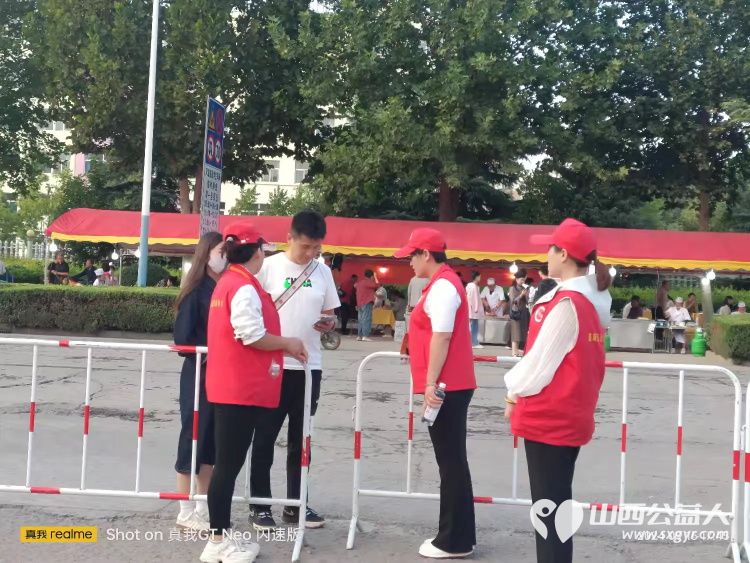 潞城区正能量公益协会志愿者中秋节志愿服务刘老根大舞台欢乐巡演季在潞城体育场的盛大演出 - 第12张 - 山西公益人 潞城区正能量公益协会志愿者中秋节志愿服务刘老根大舞台欢乐巡演季在潞城体育场的盛大演出 - 第12张