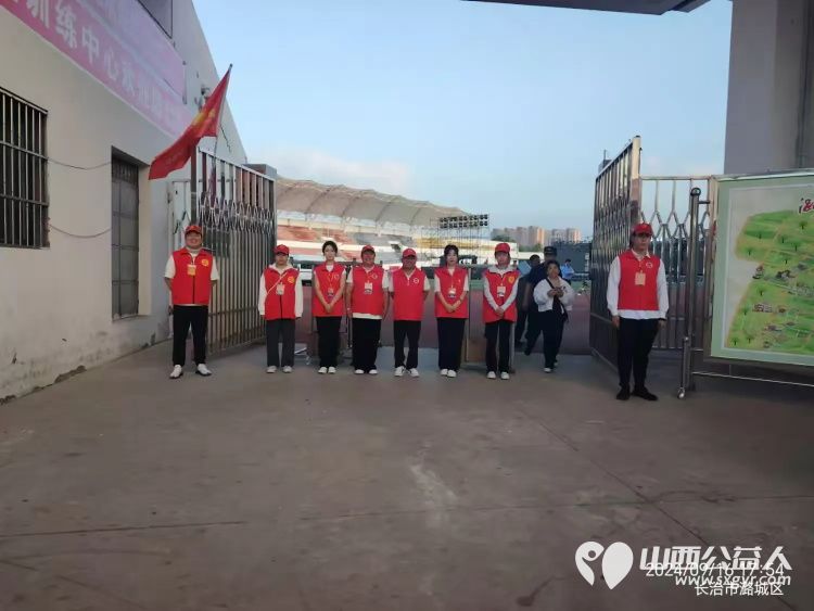 潞城区正能量公益协会志愿者中秋节志愿服务刘老根大舞台欢乐巡演季在潞城体育场的盛大演出 - 第6张 - 山西公益人 潞城区正能量公益协会志愿者中秋节志愿服务刘老根大舞台欢乐巡演季在潞城体育场的盛大演出 - 第6张