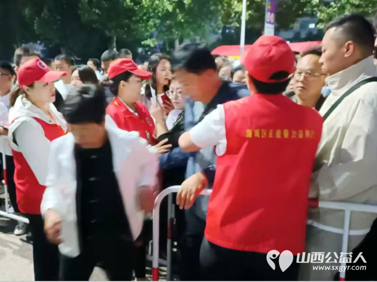 潞城区正能量公益协会志愿者中秋节志愿服务刘老根大舞台欢乐巡演季在潞城体育场的盛大演出 - 第16张 - 山西公益人 潞城区正能量公益协会志愿者中秋节志愿服务刘老根大舞台欢乐巡演季在潞城体育场的盛大演出 - 第16张