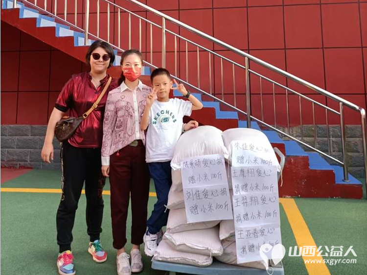 感谢九点文化茶城刘女士中秋节之际，带领孩子来比家美养老院给老人们送来优质的小米 - 第1张