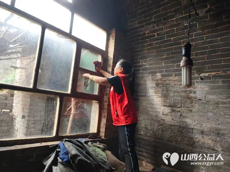 介休市敬老协会组织志愿者走进张兰镇下李候村入户特困老人张乾文家中为老人理发料理家务并为老人包饺子送上贴心的服务和儿女般的关爱 - 第7张 - 山西公益人 介休市敬老协会组织志愿者走进张兰镇下李候村入户特困老人张乾文家中为老人理发料理家务并为老人包饺子送上贴心的服务和儿女般的关爱 - 第7张