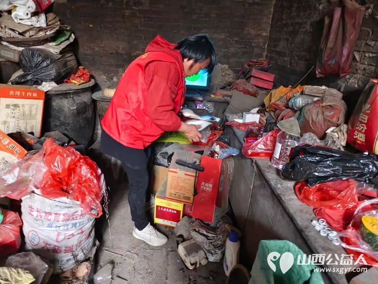 介休市敬老协会组织志愿者走进张兰镇下李候村入户特困老人张乾文家中为老人理发料理家务并为老人包饺子送上贴心的服务和儿女般的关爱 - 第21张 - 山西公益人 介休市敬老协会组织志愿者走进张兰镇下李候村入户特困老人张乾文家中为老人理发料理家务并为老人包饺子送上贴心的服务和儿女般的关爱 - 第21张