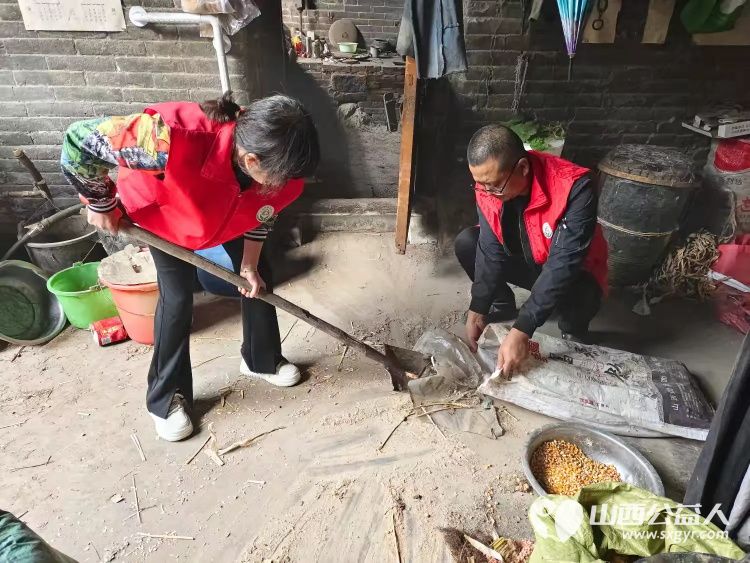 介休市敬老协会组织志愿者走进张兰镇下李候村入户特困老人张乾文家中为老人理发料理家务并为老人包饺子送上贴心的服务和儿女般的关爱 - 第16张 - 山西公益人 介休市敬老协会组织志愿者走进张兰镇下李候村入户特困老人张乾文家中为老人理发料理家务并为老人包饺子送上贴心的服务和儿女般的关爱 - 第16张