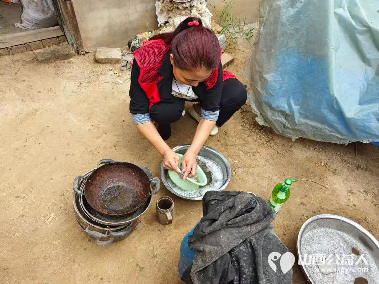 介休市敬老协会组织志愿者走进张兰镇下李候村入户特困老人张乾文家中为老人理发料理家务并为老人包饺子送上贴心的服务和儿女般的关爱 - 第10张 - 山西公益人 介休市敬老协会组织志愿者走进张兰镇下李候村入户特困老人张乾文家中为老人理发料理家务并为老人包饺子送上贴心的服务和儿女般的关爱 - 第10张