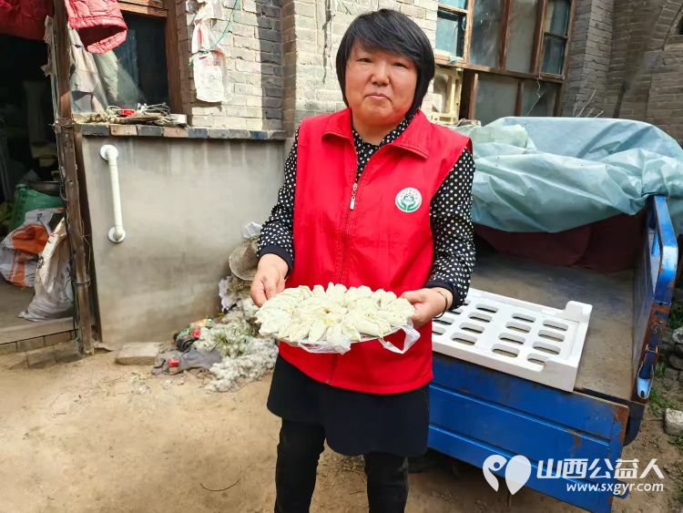 介休市敬老协会组织志愿者走进张兰镇下李候村入户特困老人张乾文家中为老人理发料理家务并为老人包饺子送上贴心的服务和儿女般的关爱 - 第13张 - 山西公益人 介休市敬老协会组织志愿者走进张兰镇下李候村入户特困老人张乾文家中为老人理发料理家务并为老人包饺子送上贴心的服务和儿女般的关爱 - 第13张