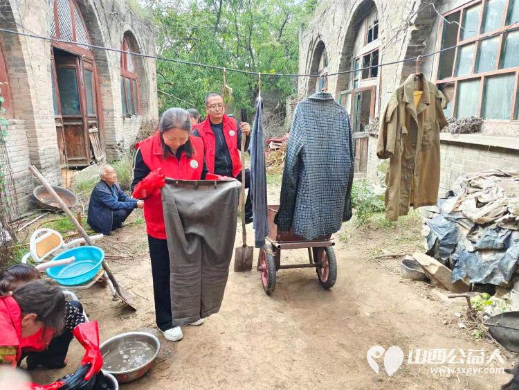 介休市敬老协会组织志愿者走进张兰镇下李候村入户特困老人张乾文家中为老人理发料理家务并为老人包饺子送上贴心的服务和儿女般的关爱 - 第19张 - 山西公益人 介休市敬老协会组织志愿者走进张兰镇下李候村入户特困老人张乾文家中为老人理发料理家务并为老人包饺子送上贴心的服务和儿女般的关爱 - 第19张