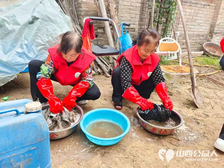 介休市敬老协会组织志愿者走进张兰镇下李候村入户特困老人张乾文家中为老人理发料理家务并为老人包饺子送上贴心的服务和儿女般的关爱 - 第9张 - 山西公益人 介休市敬老协会组织志愿者走进张兰镇下李候村入户特困老人张乾文家中为老人理发料理家务并为老人包饺子送上贴心的服务和儿女般的关爱 - 第9张