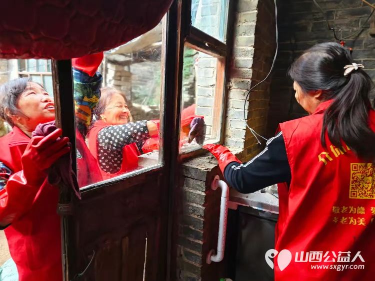 介休市敬老协会组织志愿者走进张兰镇下李候村入户特困老人张乾文家中为老人理发料理家务并为老人包饺子送上贴心的服务和儿女般的关爱 - 第5张 - 山西公益人 介休市敬老协会组织志愿者走进张兰镇下李候村入户特困老人张乾文家中为老人理发料理家务并为老人包饺子送上贴心的服务和儿女般的关爱 - 第5张