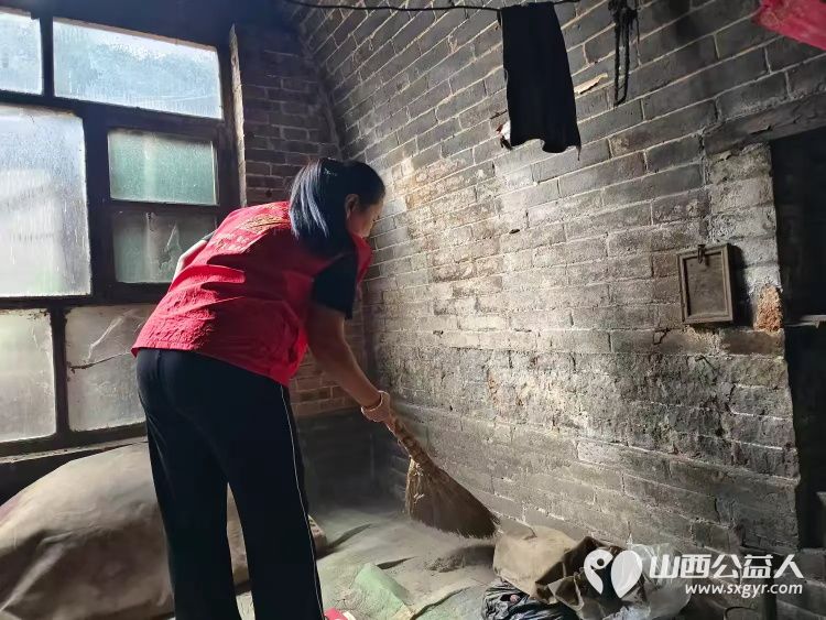 介休市敬老协会组织志愿者走进张兰镇下李候村入户特困老人张乾文家中为老人理发料理家务并为老人包饺子送上贴心的服务和儿女般的关爱 - 第6张 - 山西公益人 介休市敬老协会组织志愿者走进张兰镇下李候村入户特困老人张乾文家中为老人理发料理家务并为老人包饺子送上贴心的服务和儿女般的关爱 - 第6张