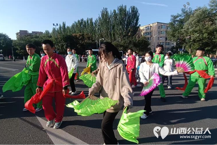 太原市汇丰街道乾泽园社区组织志愿者助力2024年太原马拉松比赛 - 第4张 - 山西公益人 太原市汇丰街道乾泽园社区组织志愿者助力2024年太原马拉松比赛 - 第4张