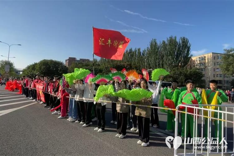 太原市汇丰街道乾泽园社区组织志愿者助力2024年太原马拉松比赛 - 第2张 - 山西公益人 太原市汇丰街道乾泽园社区组织志愿者助力2024年太原马拉松比赛 - 第2张