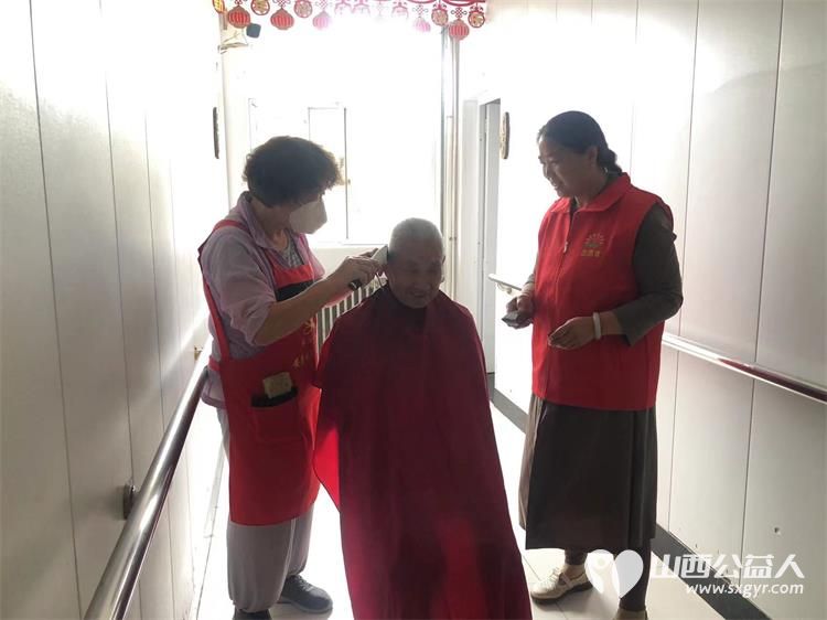 长治市阳光困境儿童帮扶协会组织志愿者去南山田园敬老院开展志愿服务给老人理发 - 第19张