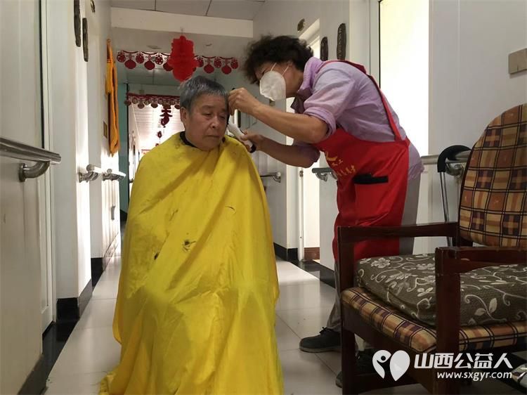 长治市阳光困境儿童帮扶协会组织志愿者去南山田园敬老院开展志愿服务给老人理发 - 第7张