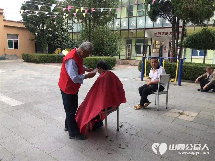 长治市阳光困境儿童帮扶协会组织志愿者去南山田园敬老院开展志愿服务给老人理发 - 第6张