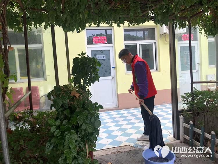 长治市阳光困境儿童帮扶协会组织志愿者去南山田园敬老院开展志愿服务给老人理发 - 第15张