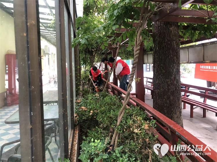 长治市阳光困境儿童帮扶协会组织志愿者去南山田园敬老院开展志愿服务给老人理发 - 第16张