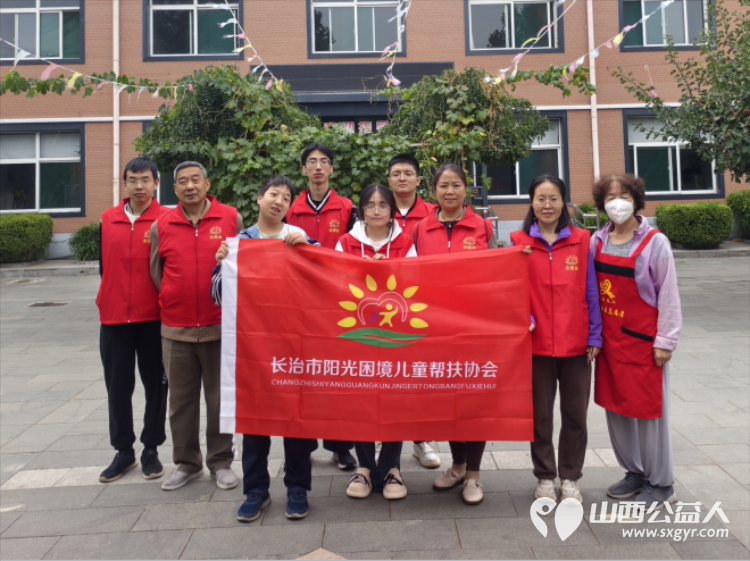 长治市阳光困境儿童帮扶协会组织志愿者去南山田园敬老院开展志愿服务给老人理发 - 第1张