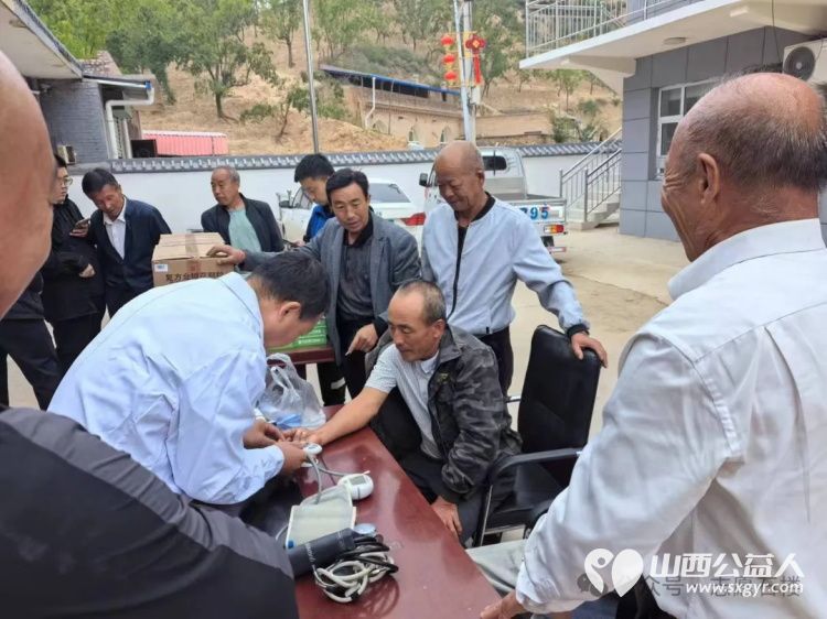 石楼县青年志愿者协会深入张家坡村委与铁头村委“送健康进农村义诊”公益活动 - 第6张