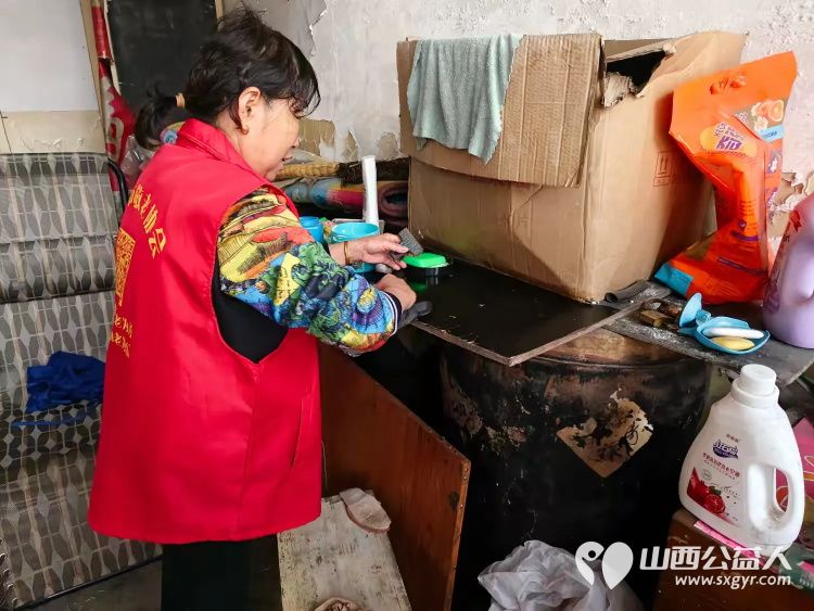 介休市敬老协会敬老爱老助老行动在义安镇礼世村入户特困老人84岁张旺山家中 - 第6张 - 山西公益人 介休市敬老协会敬老爱老助老行动在义安镇礼世村入户特困老人84岁张旺山家中 - 第6张