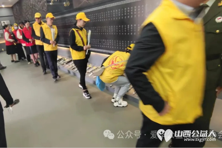 河曲县委县政府与各界代表在县烈士陵园举行烈士纪念日祭扫活动向烈士敬献花篮爱华志愿者参加了烈士纪念日祭扫活动 - 第6张 - 山西公益人 河曲县委县政府与各界代表在县烈士陵园举行烈士纪念日祭扫活动向烈士敬献花篮爱华志愿者参加了烈士纪念日祭扫活动 - 第6张