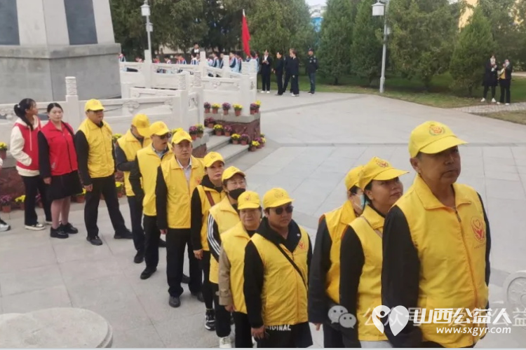河曲县委县政府与各界代表在县烈士陵园举行烈士纪念日祭扫活动向烈士敬献花篮爱华志愿者参加了烈士纪念日祭扫活动 - 第3张 - 山西公益人 河曲县委县政府与各界代表在县烈士陵园举行烈士纪念日祭扫活动向烈士敬献花篮爱华志愿者参加了烈士纪念日祭扫活动 - 第3张
