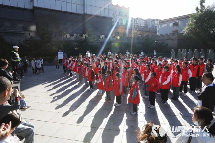 国庆黄金周的这群人 临汾市文明交通志愿者协会积极开展志愿服务活动上好交通安全培训课进行了文明交通劝导实践活动 - 第4张 - 山西公益人 国庆黄金周的这群人 临汾市文明交通志愿者协会积极开展志愿服务活动上好交通安全培训课进行了文明交通劝导实践活动 - 第4张