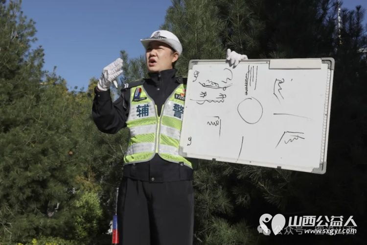 国庆黄金周的这群人 临汾市文明交通志愿者协会积极开展志愿服务活动上好交通安全培训课进行了文明交通劝导实践活动 - 第8张 - 山西公益人 国庆黄金周的这群人 临汾市文明交通志愿者协会积极开展志愿服务活动上好交通安全培训课进行了文明交通劝导实践活动 - 第8张