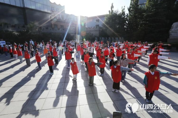 国庆黄金周的这群人 临汾市文明交通志愿者协会积极开展志愿服务活动上好交通安全培训课进行了文明交通劝导实践活动 - 第6张 - 山西公益人 国庆黄金周的这群人 临汾市文明交通志愿者协会积极开展志愿服务活动上好交通安全培训课进行了文明交通劝导实践活动 - 第6张