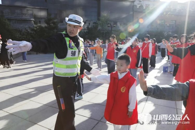 国庆黄金周的这群人 临汾市文明交通志愿者协会积极开展志愿服务活动上好交通安全培训课进行了文明交通劝导实践活动 - 第7张 - 山西公益人 国庆黄金周的这群人 临汾市文明交通志愿者协会积极开展志愿服务活动上好交通安全培训课进行了文明交通劝导实践活动 - 第7张