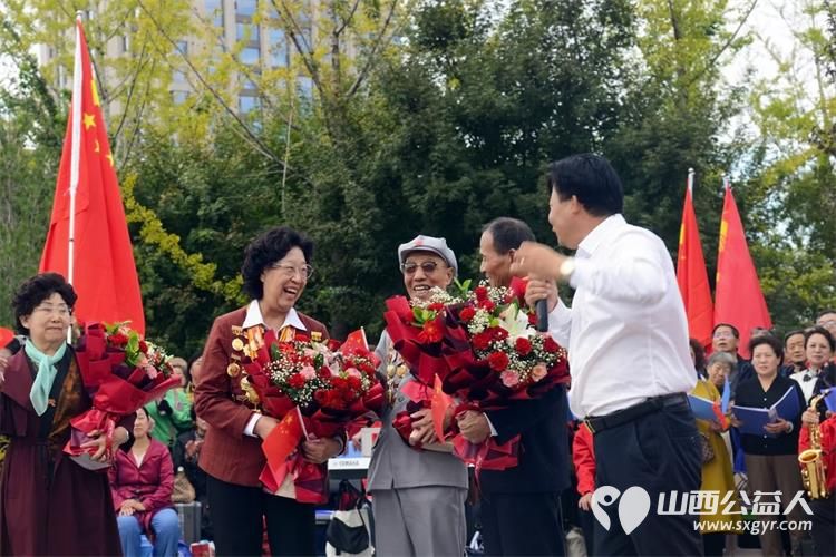 太原学花志愿服务中心参加山西红星红文化传媒有限公司和龙城之声合唱团举办的国庆75周年庆祝活动 - 第2张