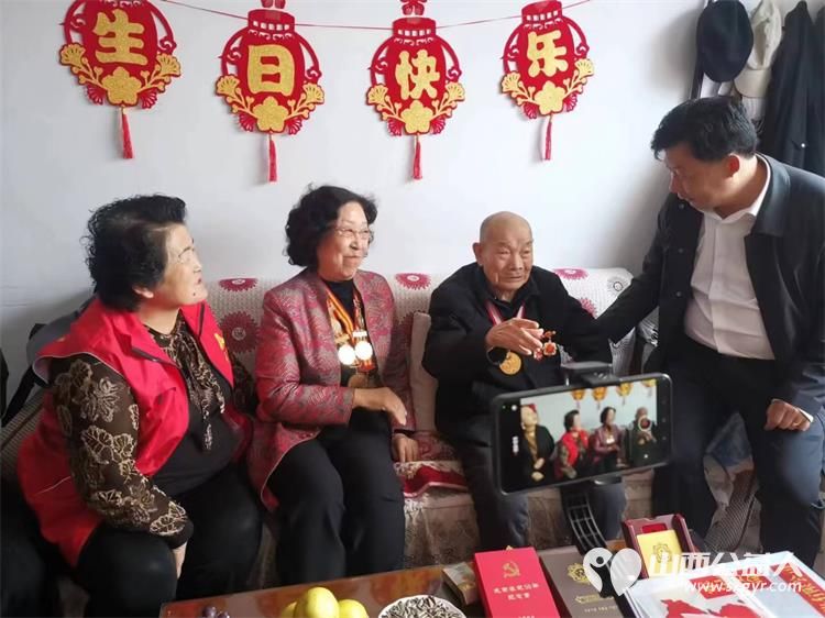 太原学花志愿服务中心携手山西红星红文化传媒公司组织志愿者慰问了95岁高龄的高峰秀95岁高龄的郝志忠二位老党员 - 第2张 - 山西公益人 太原学花志愿服务中心携手山西红星红文化传媒公司组织志愿者慰问了95岁高龄的高峰秀95岁高龄的郝志忠二位老党员 - 第2张