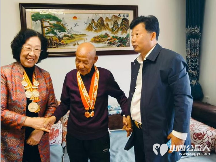 太原学花志愿服务中心携手山西红星红文化传媒公司组织志愿者慰问了95岁高龄的高峰秀95岁高龄的郝志忠二位老党员 - 第5张 - 山西公益人 太原学花志愿服务中心携手山西红星红文化传媒公司组织志愿者慰问了95岁高龄的高峰秀95岁高龄的郝志忠二位老党员 - 第5张