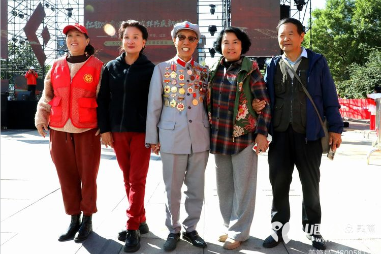 省城学雷锋志愿服务总团、金海通艺术团参加龙湖万达广场2024年庆“国庆”文艺演出 - 第4张