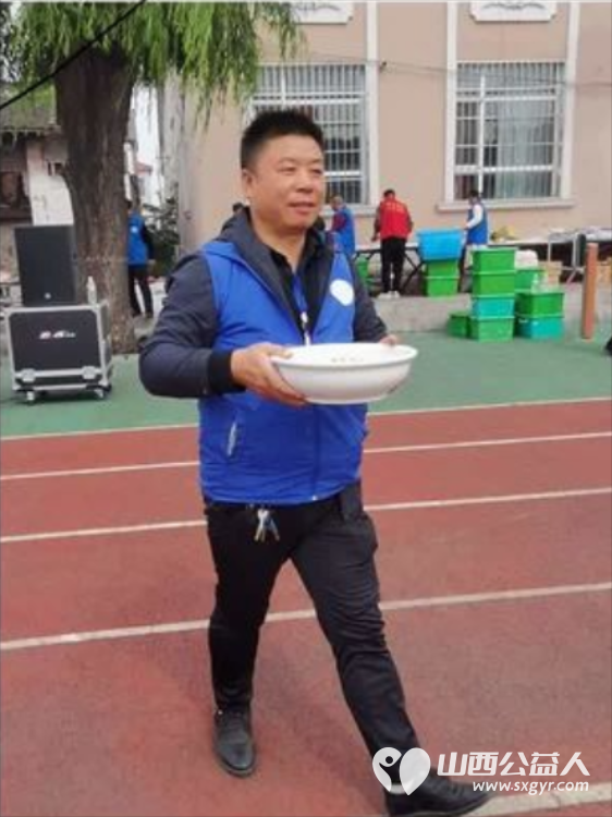 长治市小雨点公益志愿者协会思源分会携同故南村在故南村南小广场举办了盛大的温情重阳爱在敬老活动 - 第18张