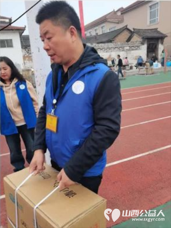 长治市小雨点公益志愿者协会思源分会携同故南村在故南村南小广场举办了盛大的温情重阳爱在敬老活动 - 第55张