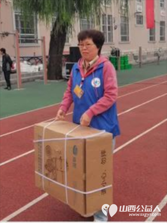 长治市小雨点公益志愿者协会思源分会携同故南村在故南村南小广场举办了盛大的温情重阳爱在敬老活动 - 第54张