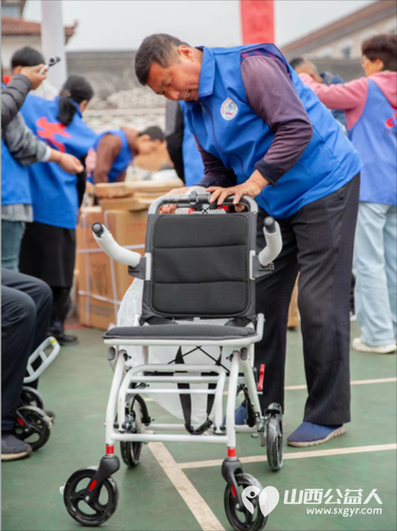 长治市小雨点公益志愿者协会思源分会携同故南村在故南村南小广场举办了盛大的温情重阳爱在敬老活动 - 第53张