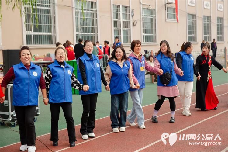 长治市小雨点公益志愿者协会思源分会携同故南村在故南村南小广场举办了盛大的温情重阳爱在敬老活动 - 第15张