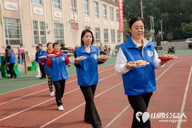 长治市小雨点公益志愿者协会思源分会携同故南村在故南村南小广场举办了盛大的温情重阳爱在敬老活动 - 第31张