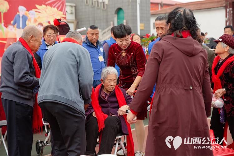 长治市小雨点公益志愿者协会思源分会携同故南村在故南村南小广场举办了盛大的温情重阳爱在敬老活动 - 第12张