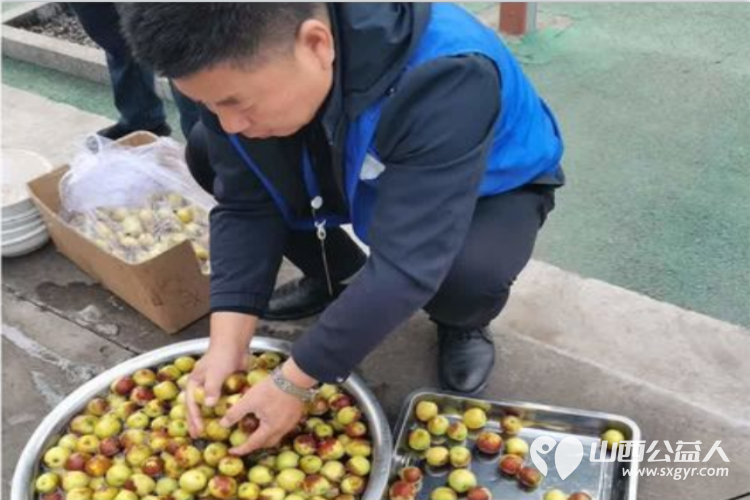 长治市小雨点公益志愿者协会思源分会携同故南村在故南村南小广场举办了盛大的温情重阳爱在敬老活动 - 第25张