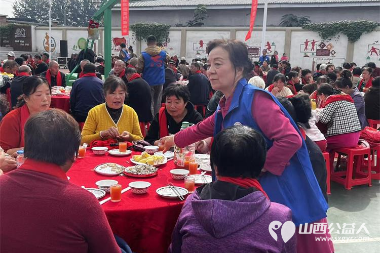 长治市小雨点公益志愿者协会思源分会携同故南村在故南村南小广场举办了盛大的温情重阳爱在敬老活动 - 第45张