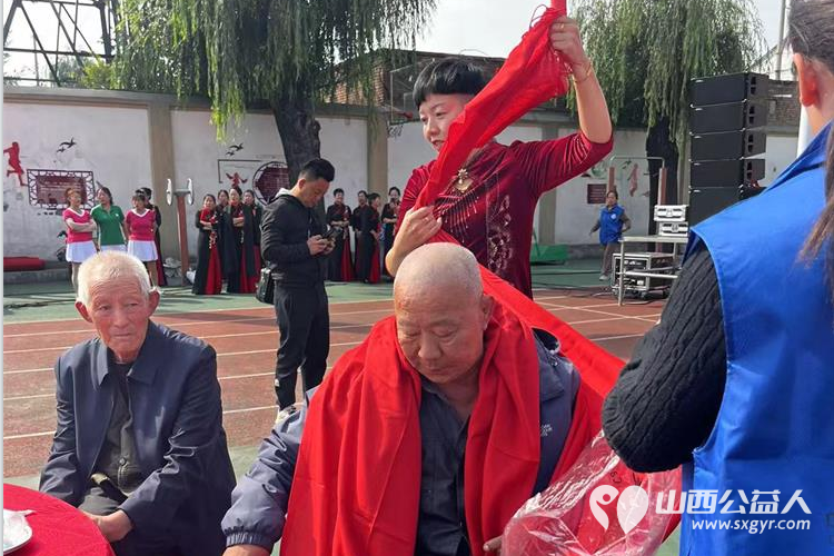 长治市小雨点公益志愿者协会思源分会携同故南村在故南村南小广场举办了盛大的温情重阳爱在敬老活动 - 第13张
