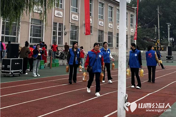 长治市小雨点公益志愿者协会思源分会携同故南村在故南村南小广场举办了盛大的温情重阳爱在敬老活动 - 第29张