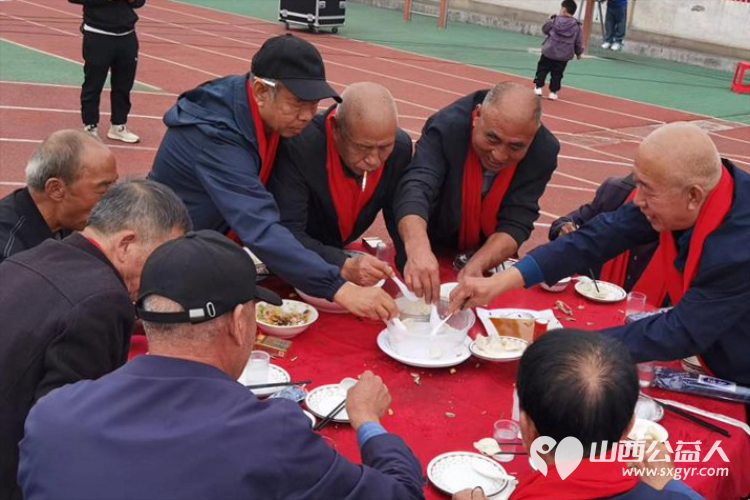 长治市小雨点公益志愿者协会思源分会携同故南村在故南村南小广场举办了盛大的温情重阳爱在敬老活动 - 第43张