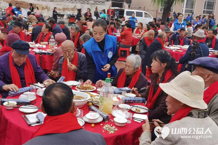 长治市小雨点公益志愿者协会思源分会携同故南村在故南村南小广场举办了盛大的温情重阳爱在敬老活动 - 第40张