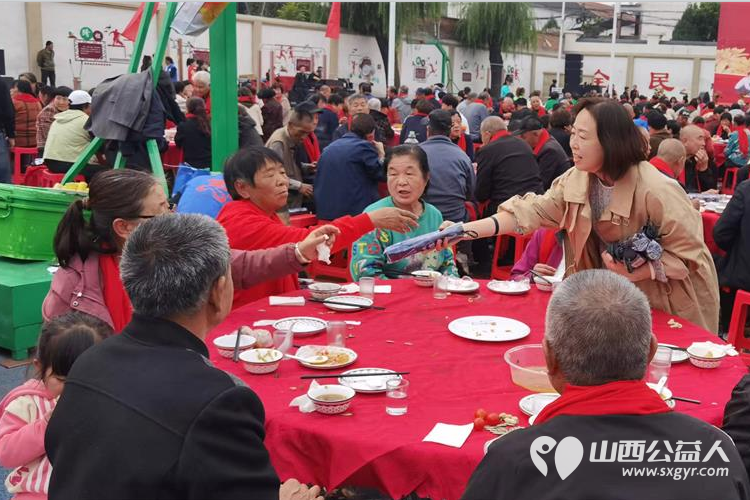 长治市小雨点公益志愿者协会思源分会携同故南村在故南村南小广场举办了盛大的温情重阳爱在敬老活动 - 第38张